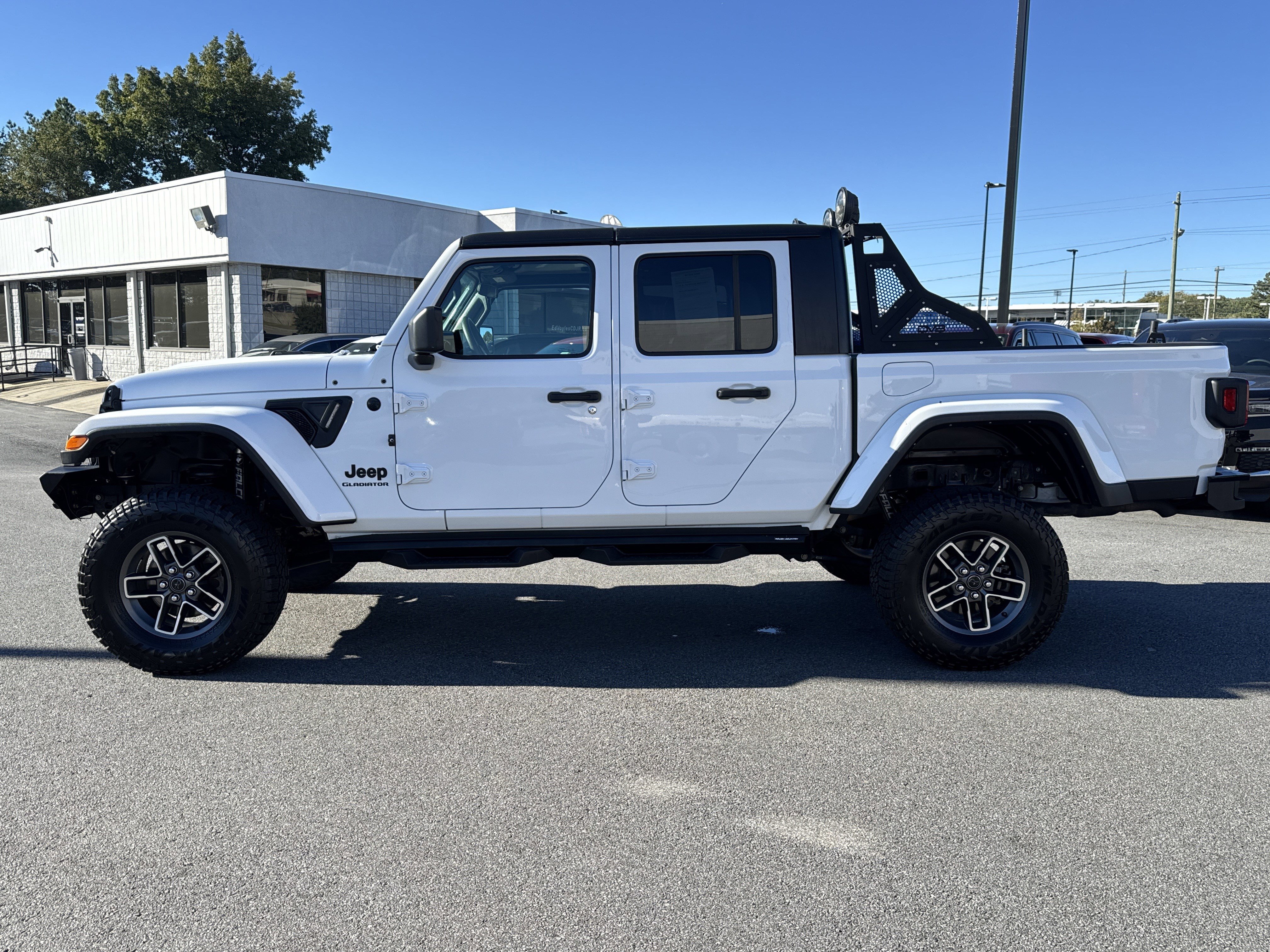 Used 2021 Jeep Gladiator Sport image 4