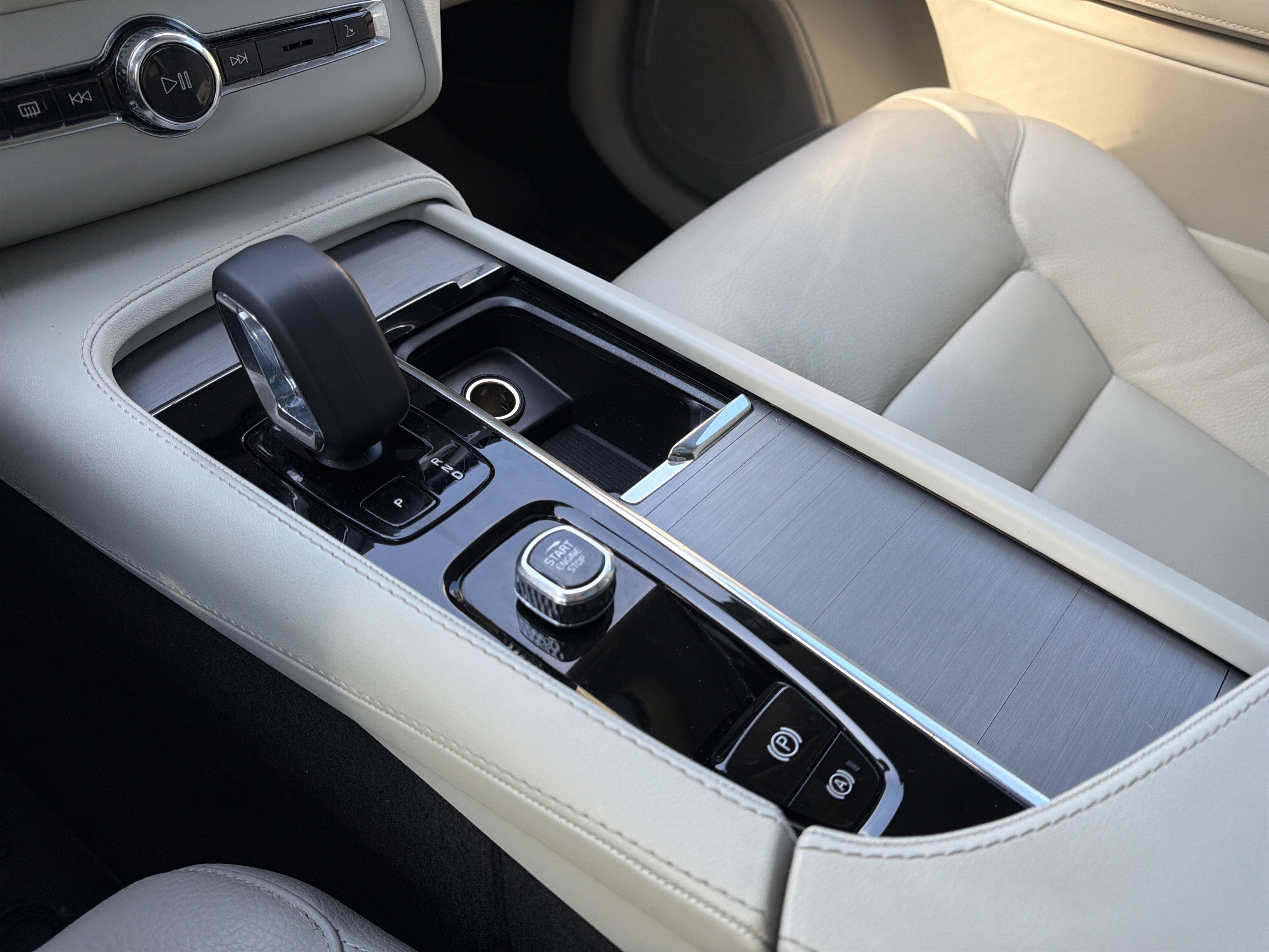 Certified 2025 Volvo XC90 B5 Core w/ Protection Package AWD/4WD image 27