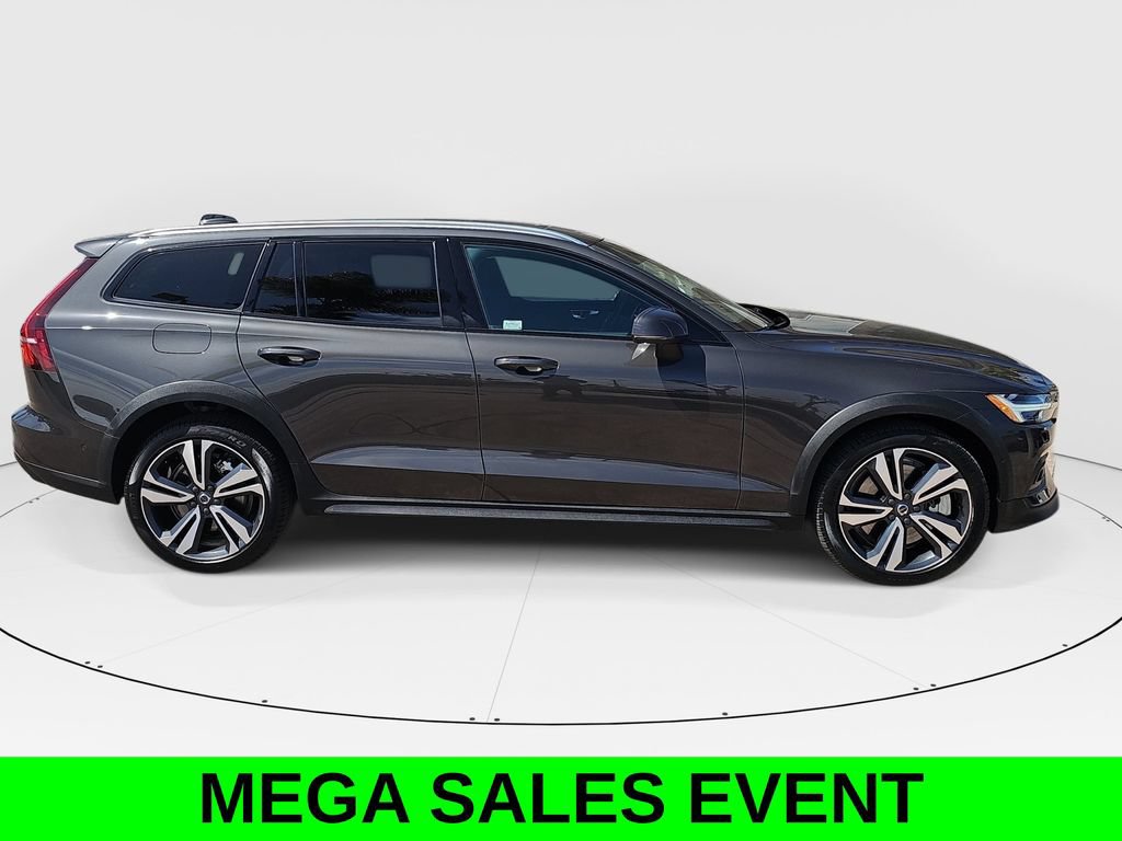 Used 2025 Volvo V60 B5 Cross Country Plus AWD/4WD image 2