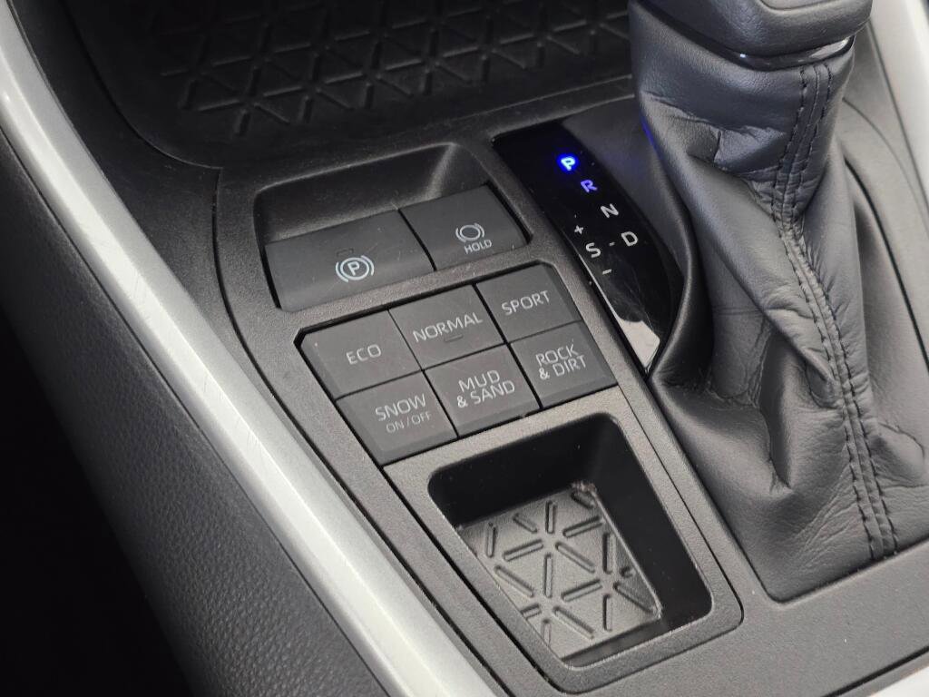 Used 2025 Toyota RAV4 LE image 33