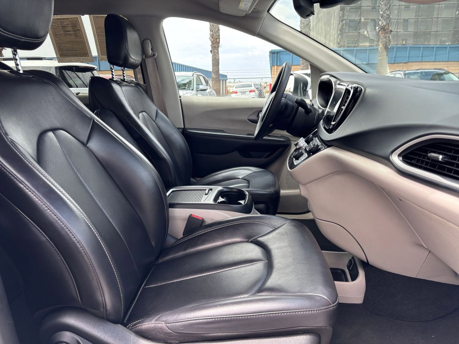 Used 2023 Chrysler Pacifica Touring-L FWD image 39