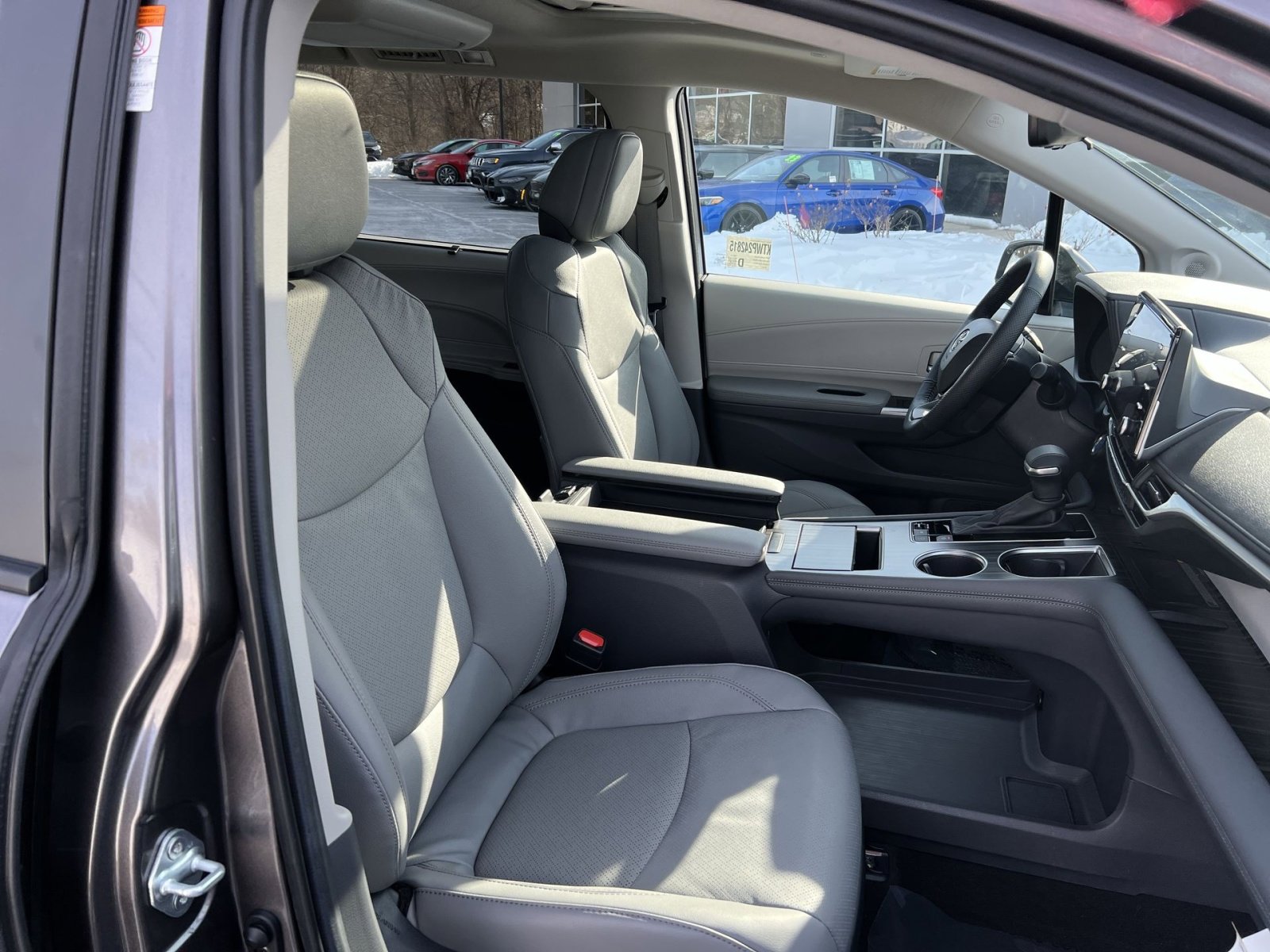Used 2024 Toyota Sienna Limited image 28