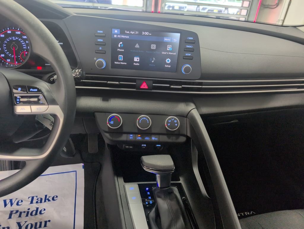 Used 2023 Hyundai Elantra SE w/ Cargo Package image 18