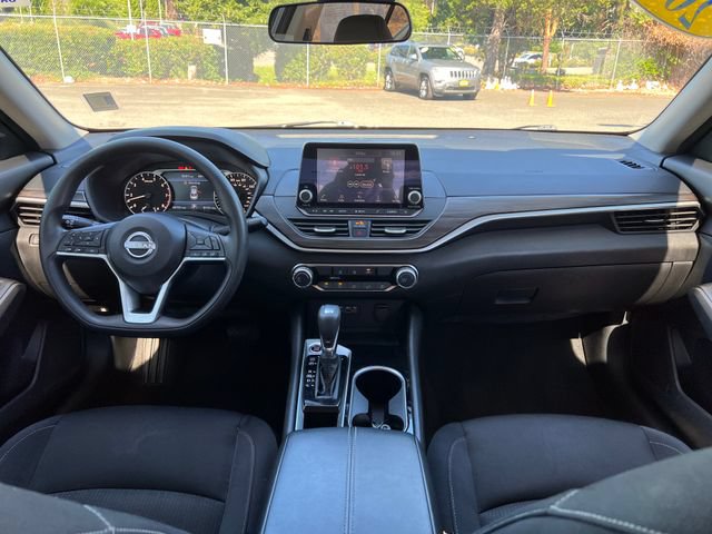 Used 2024 Nissan Altima 2.5 SV FWD image 11