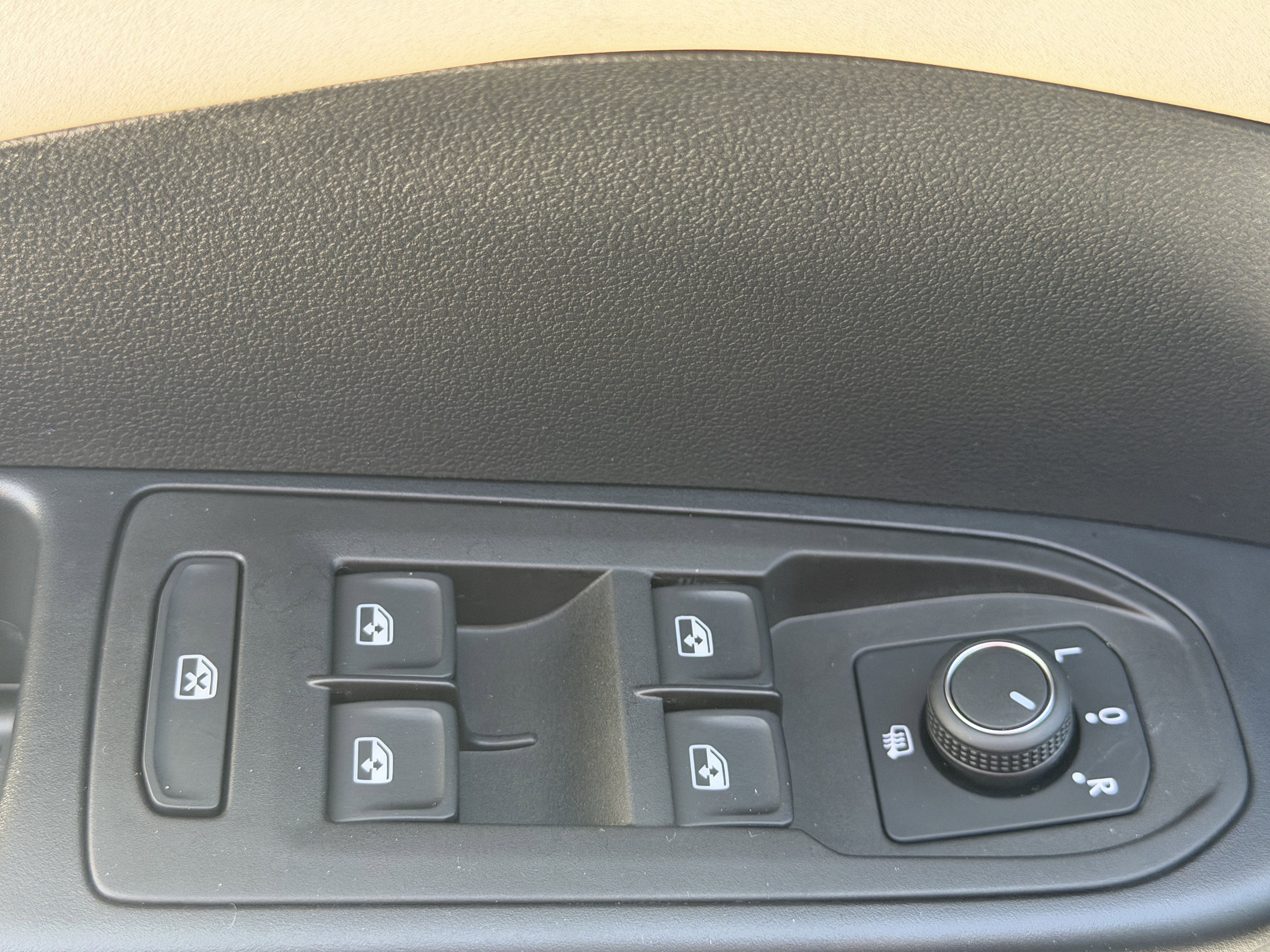 Used 2025 Volkswagen Taos SE FWD image 17