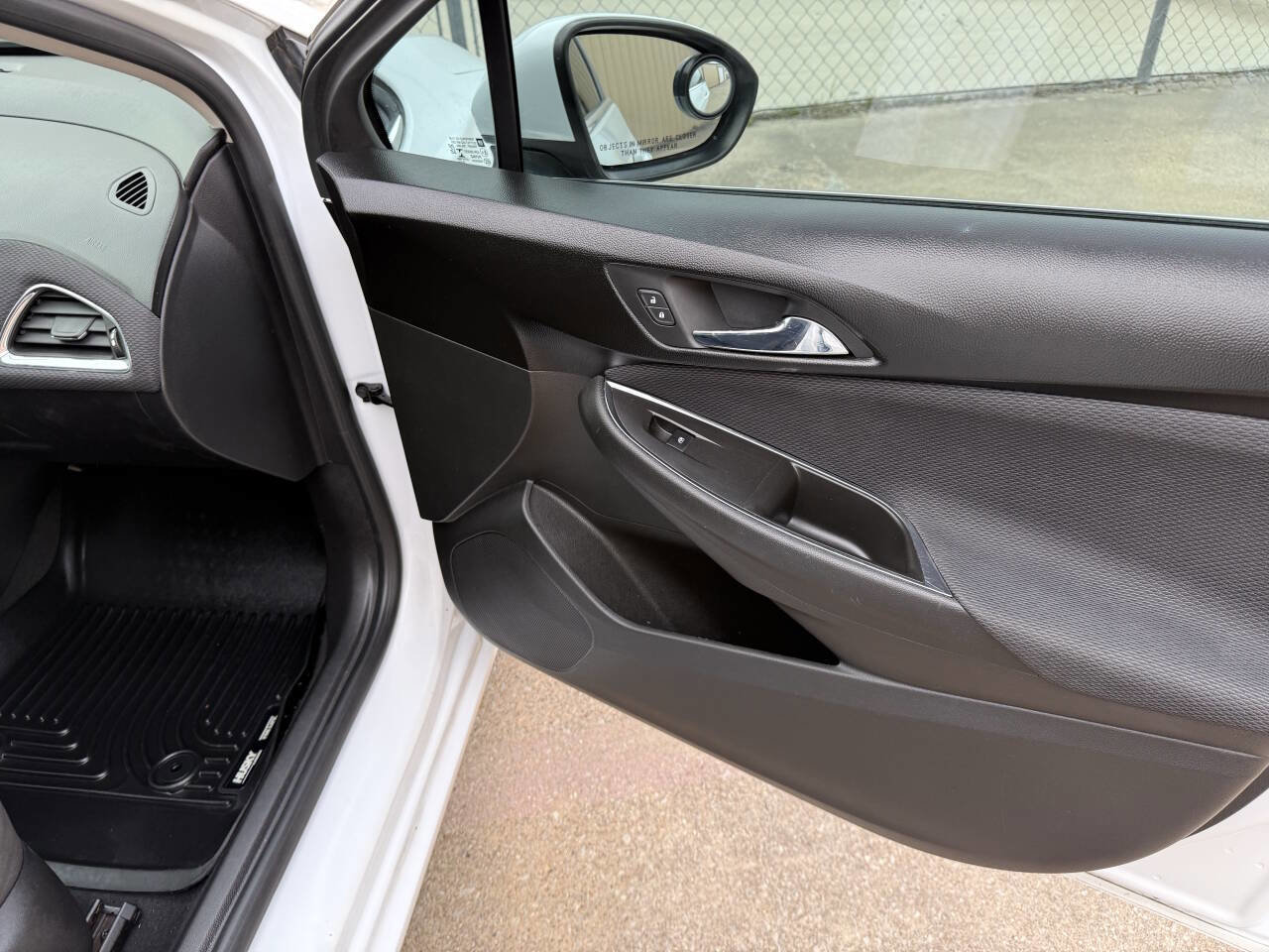 Used 2017 Chevrolet Cruze LT image 24