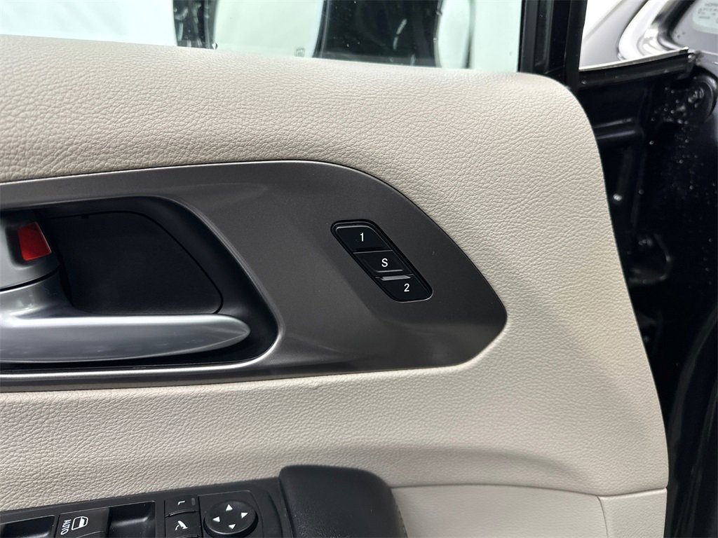 Used 2017 Chrysler Pacifica Limited w/ UConnect Theater Package image 12