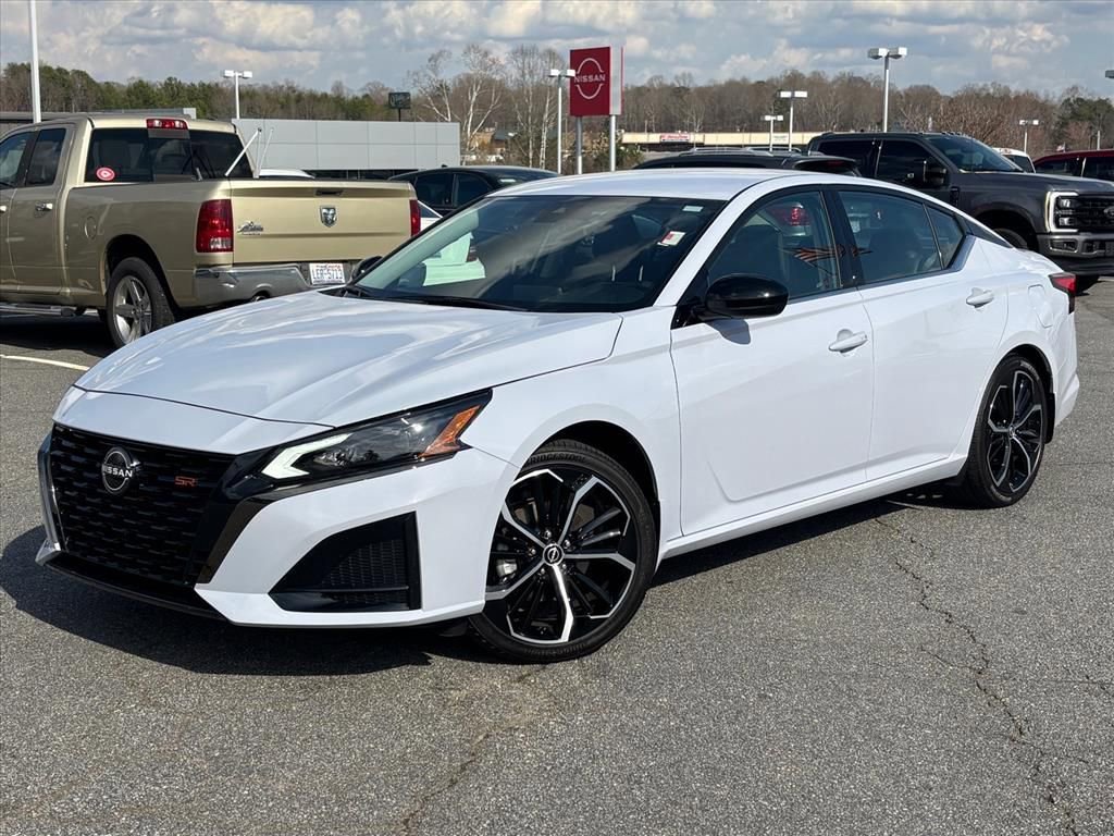 Used 2024 Nissan Altima 2.5 SR image 2