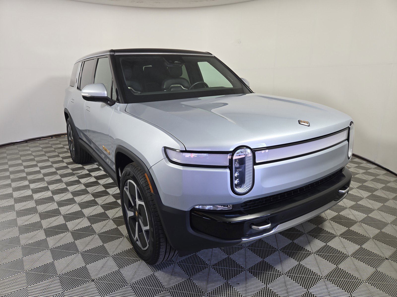 Used 2024 Rivian R1S Adventure AWD/4WD image 7