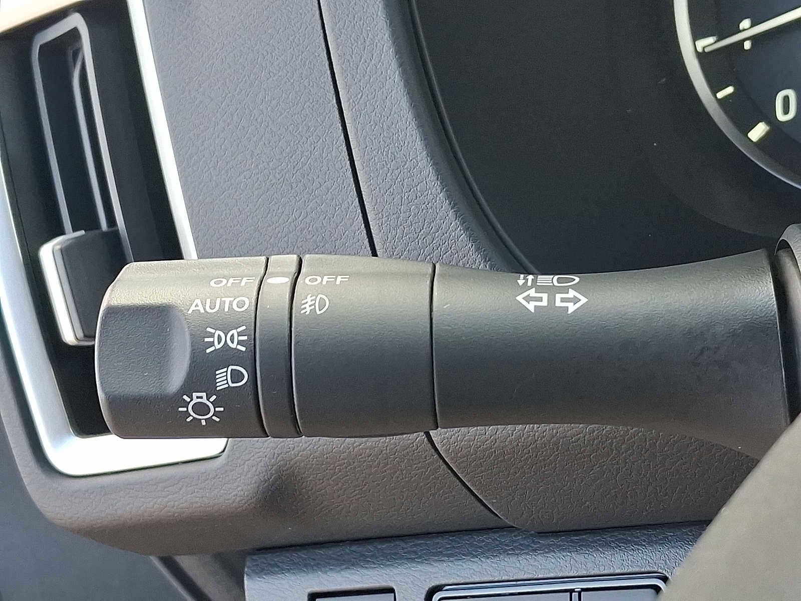 Used 2025 Nissan Frontier SV w/ SV Convenience Package image 27