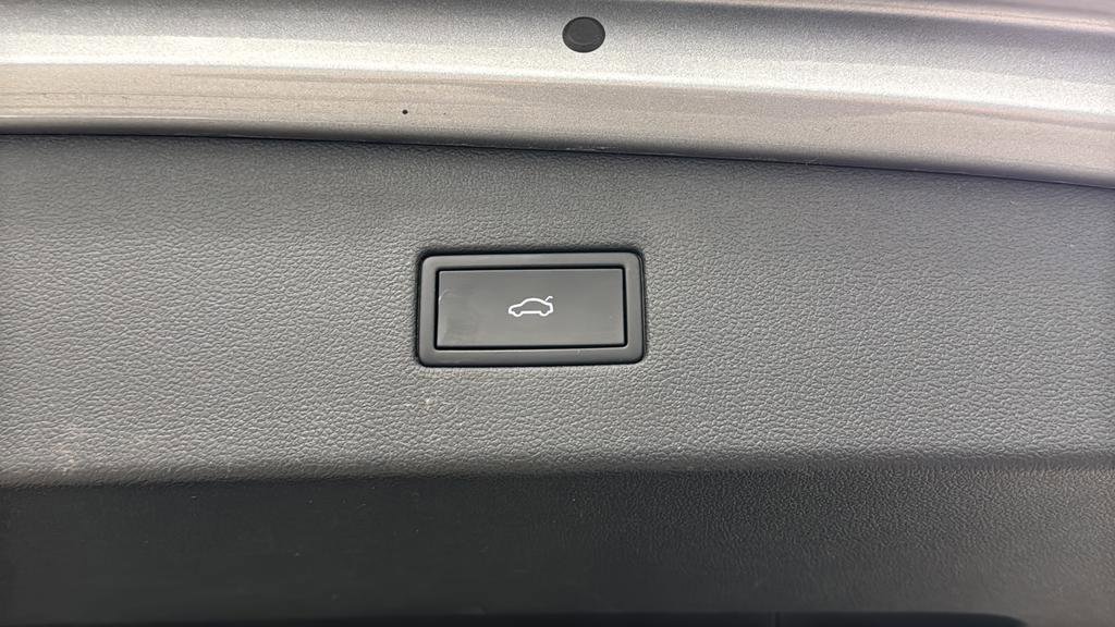 Used 2022 Volkswagen Tiguan SE R-Line image 32