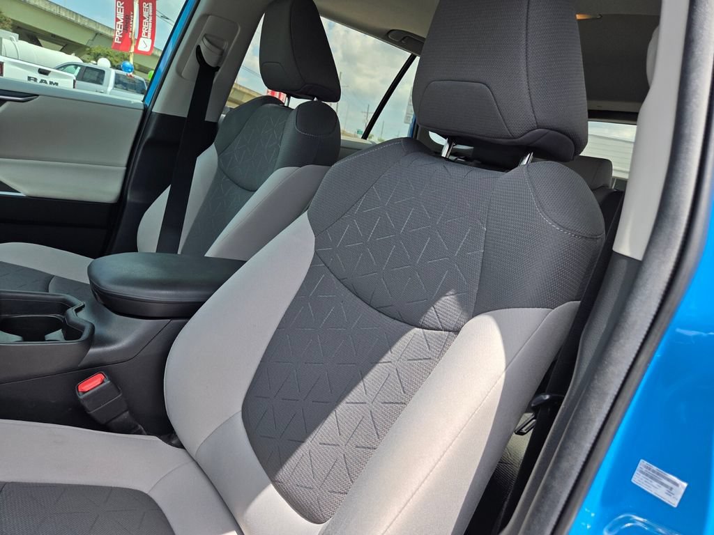Used 2021 Toyota RAV4 XLE w/ Convenience Package FWD image 11
