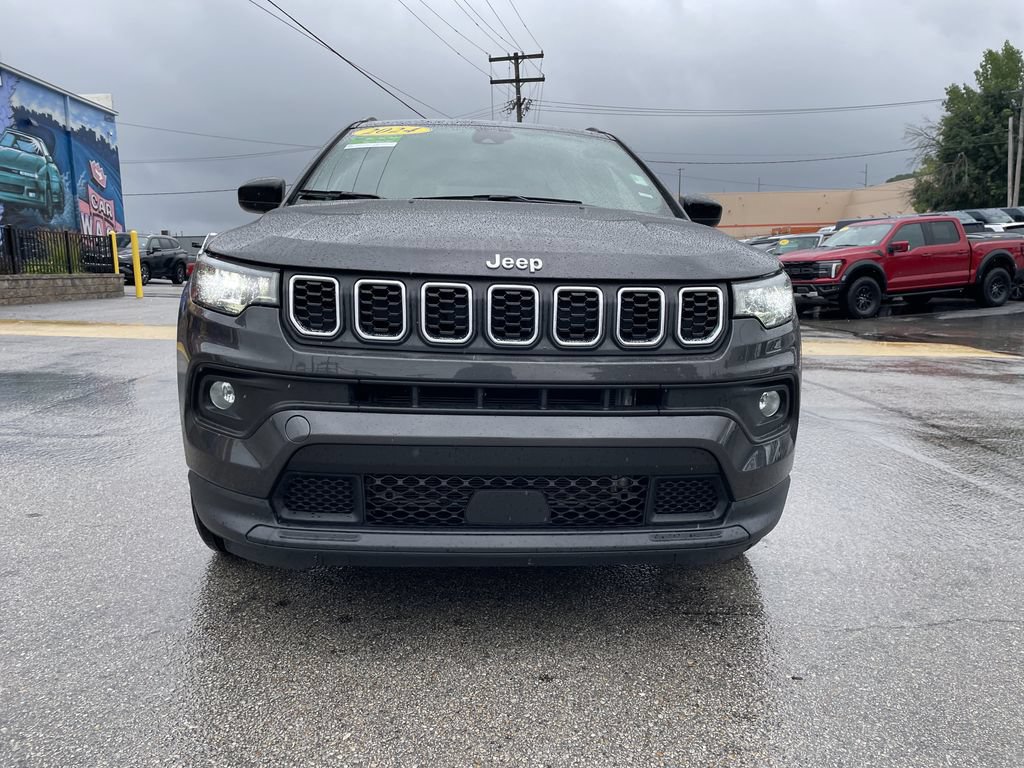 Used 2024 Jeep Compass Latitude AWD/4WD image 5
