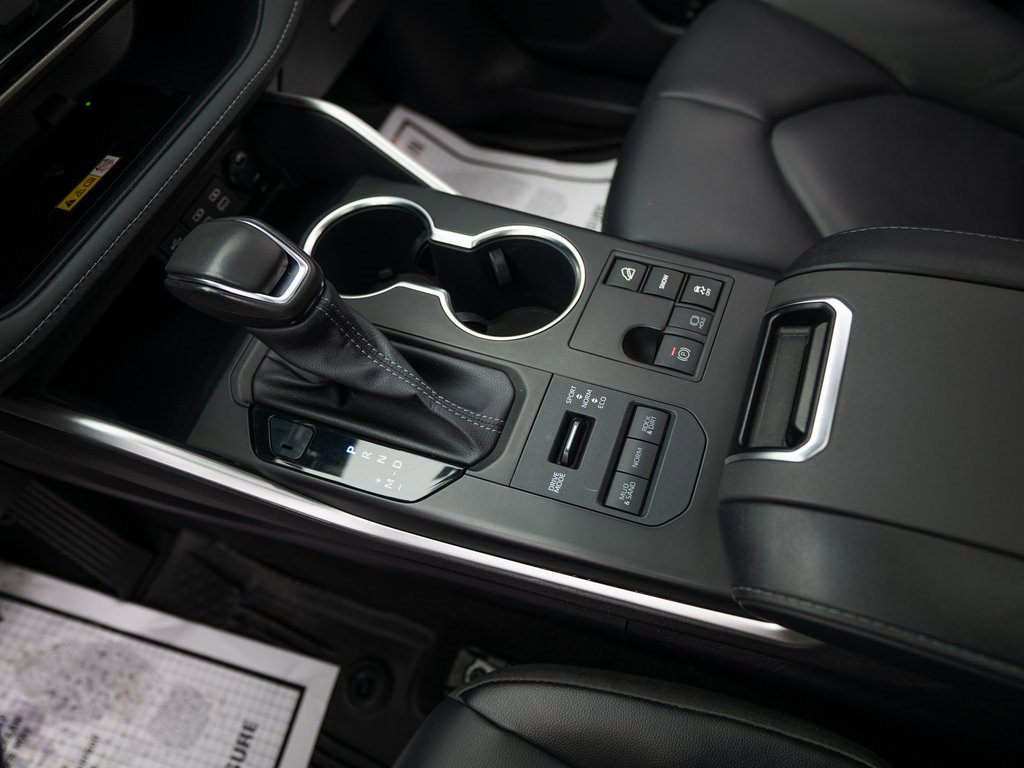 Used 2023 Toyota Highlander XLE image 19