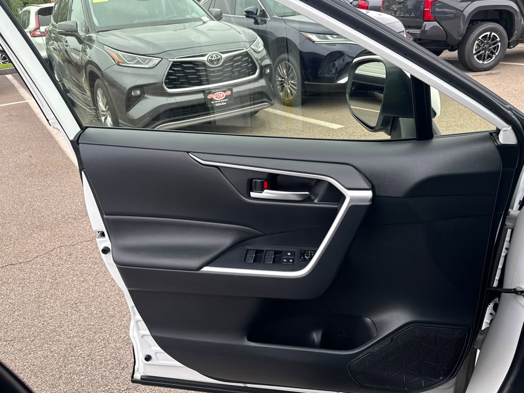 Used 2025 Toyota RAV4 XLE AWD/4WD image 33