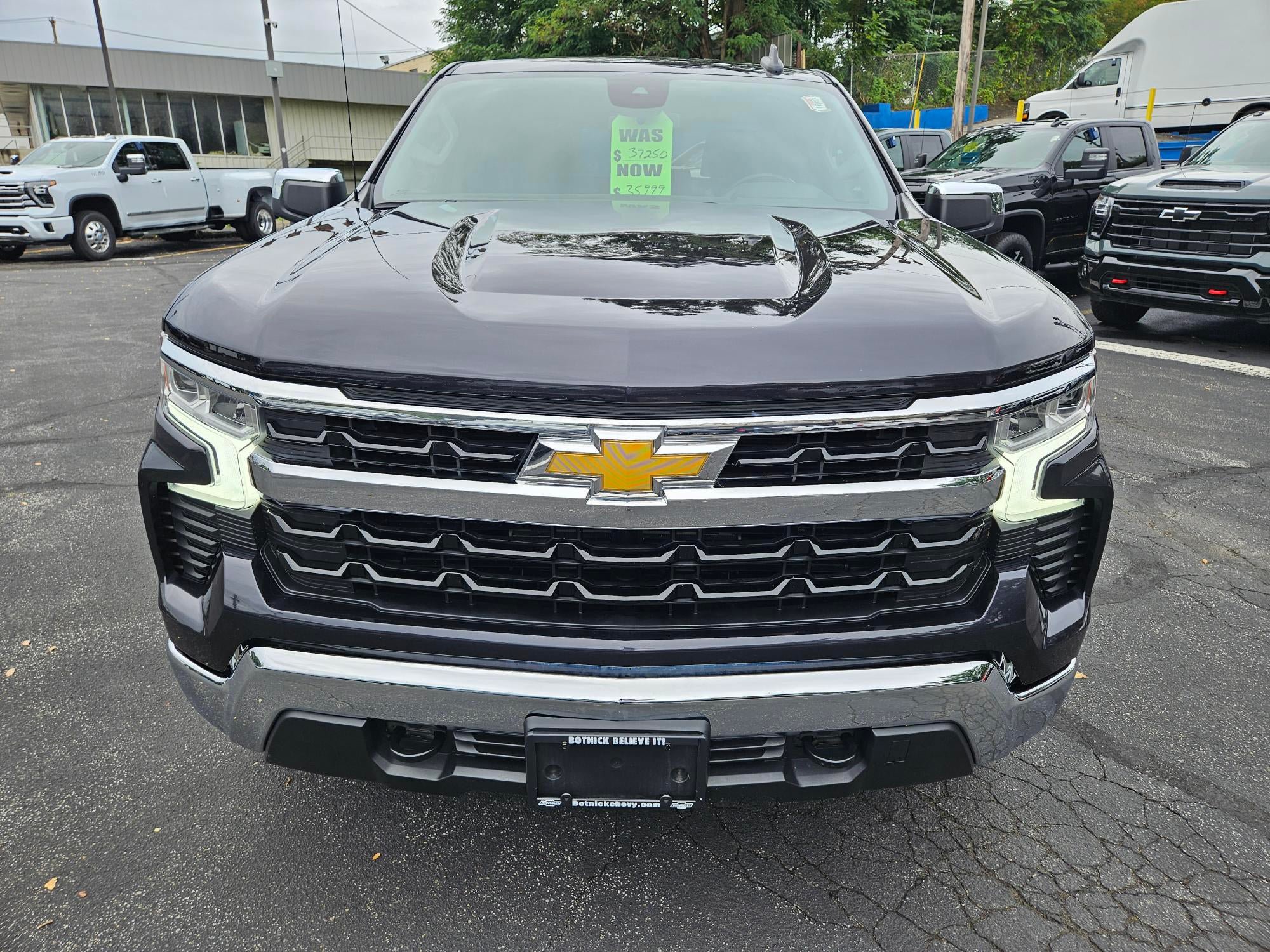 Used 2023 Chevrolet Silverado 1500 LT AWD/4WD image 2