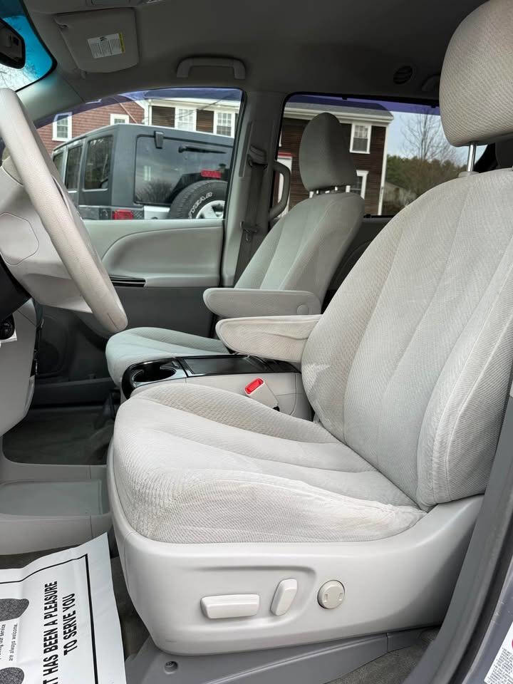 Used 2013 Toyota Sienna LE FWD image 6