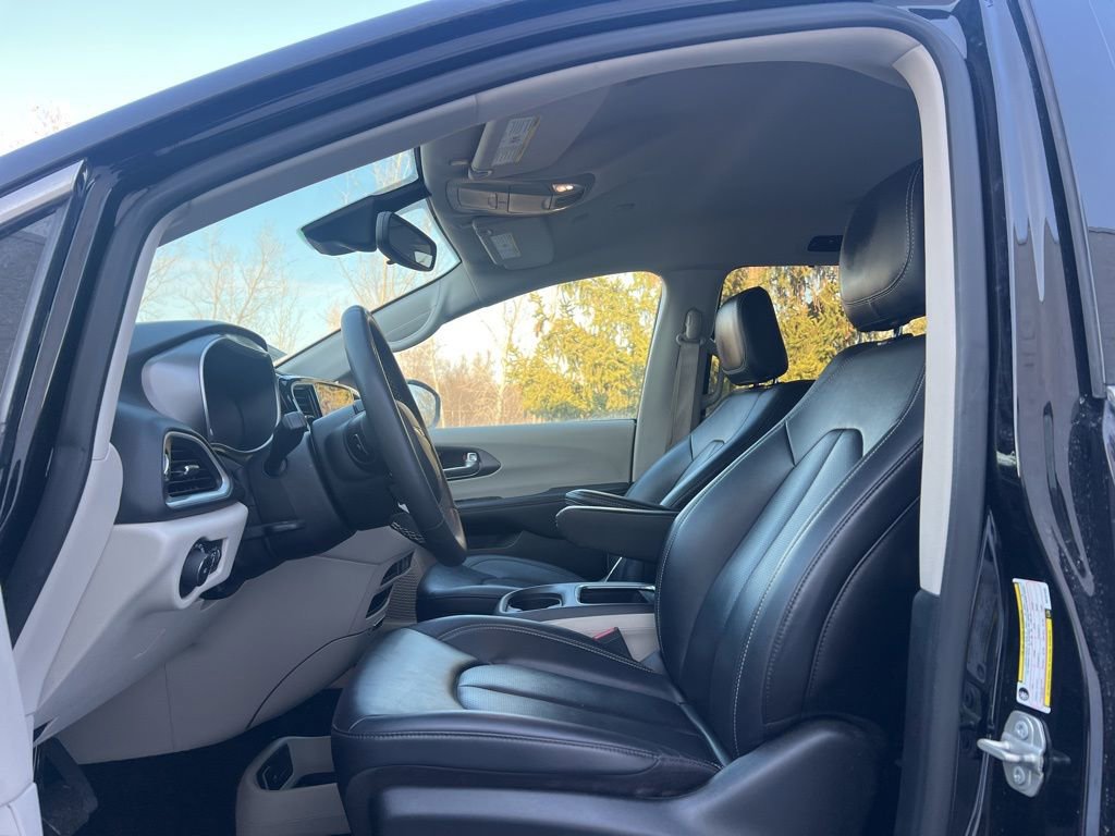 Used 2024 Chrysler Pacifica Touring-L image 11