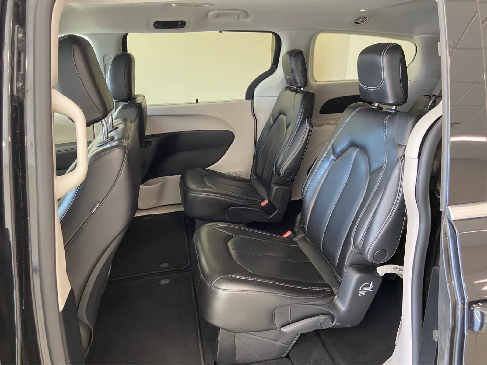 Used 2023 Chrysler Pacifica Touring-L image 13