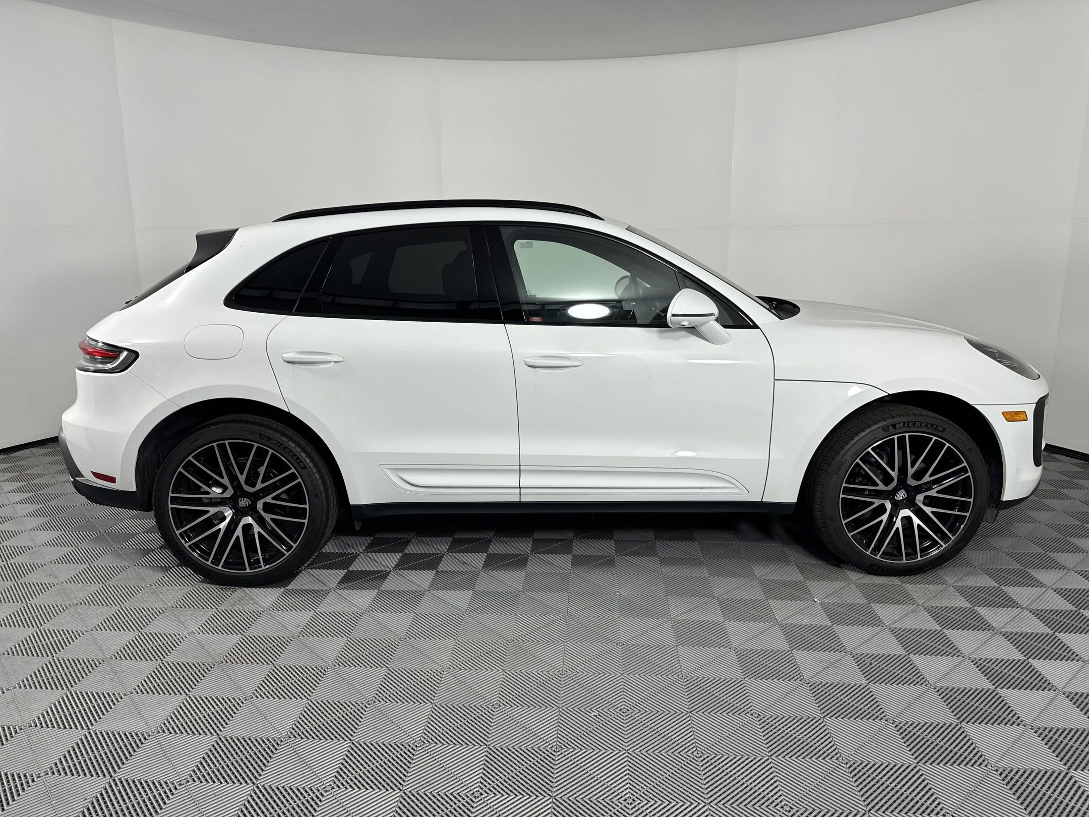 Certified 2025 Porsche Macan image 8