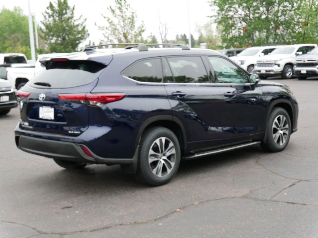 Used 2022 Toyota Highlander XLE AWD/4WD image 5