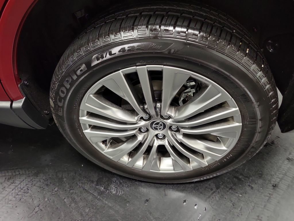 Used 2024 Toyota Venza XLE image 11