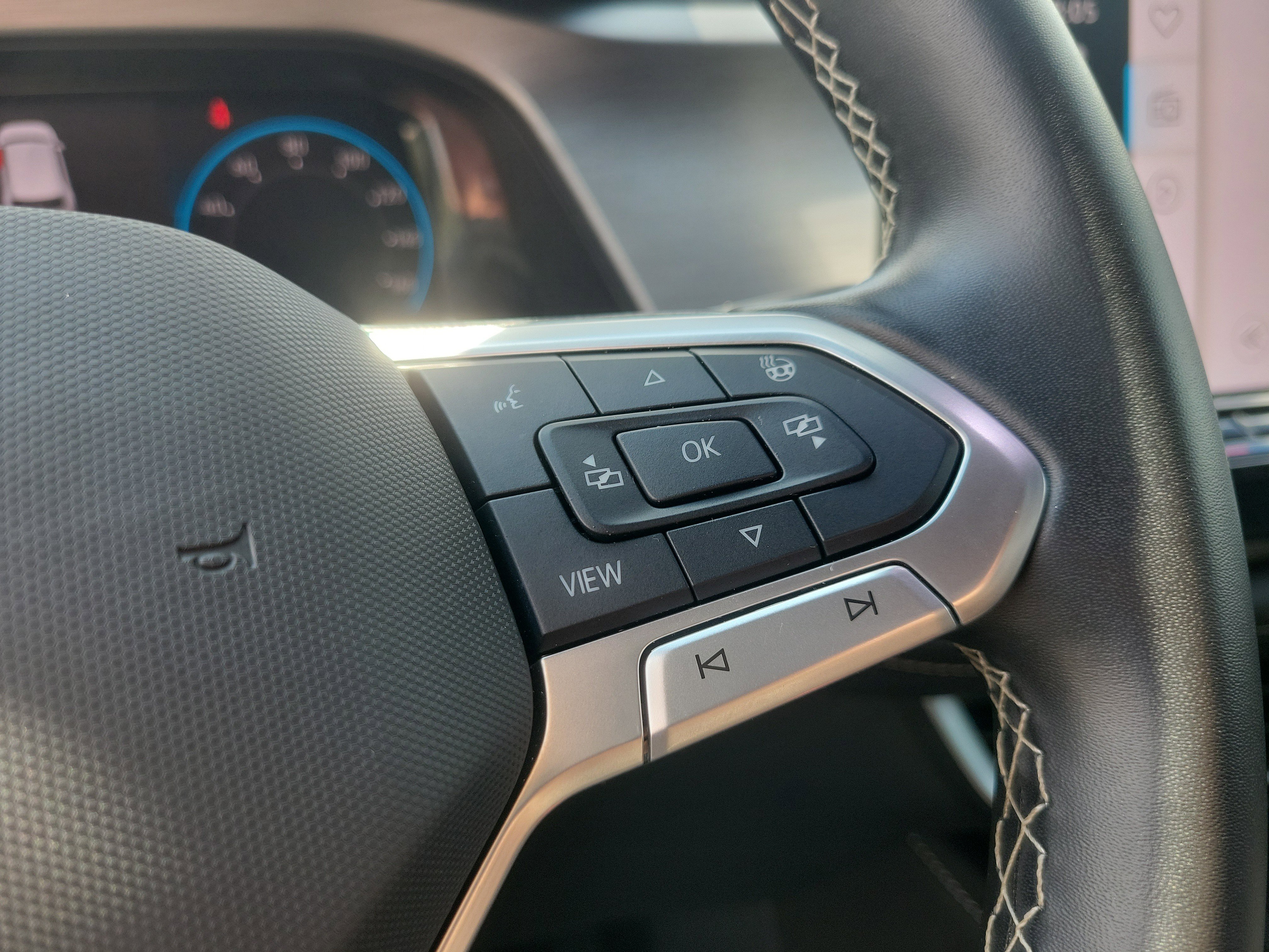 Used 2025 Volkswagen Atlas Cross Sport SE image 25