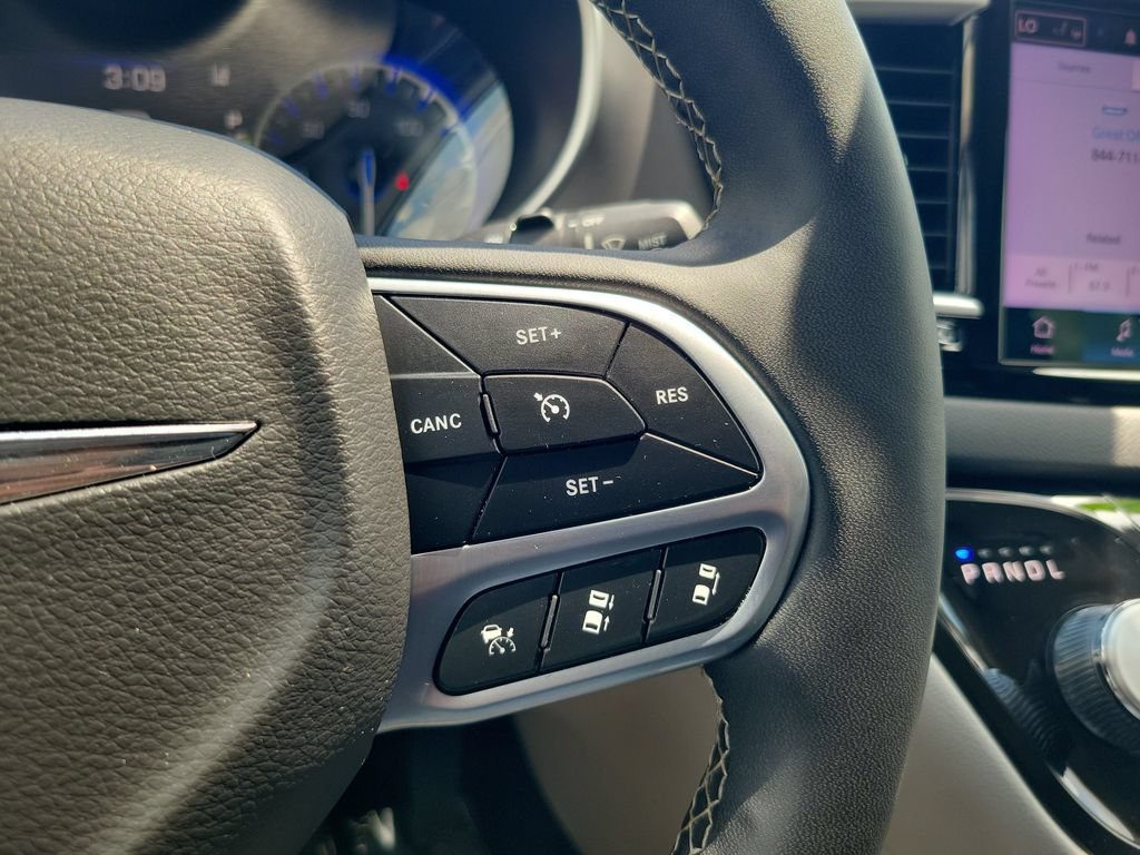 Used 2024 Chrysler Pacifica Touring-L FWD image 22