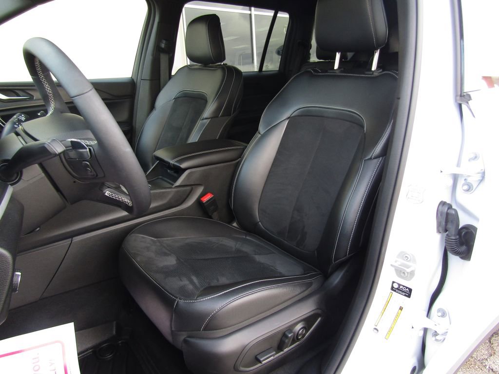 Used 2024 Jeep Grand Cherokee L Laredo image 23