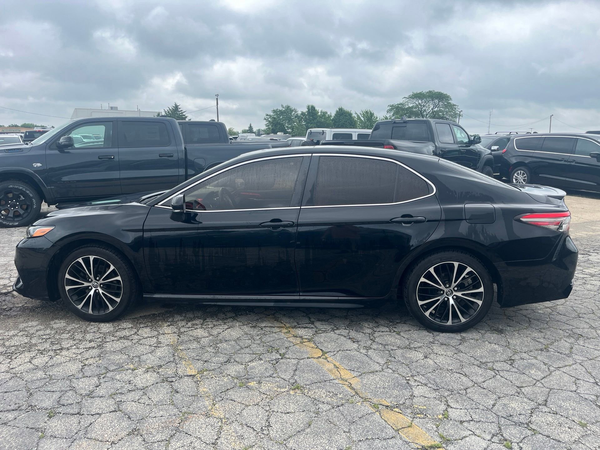 Used 2018 Toyota Camry SE w/ Moonroof Package FWD image 9