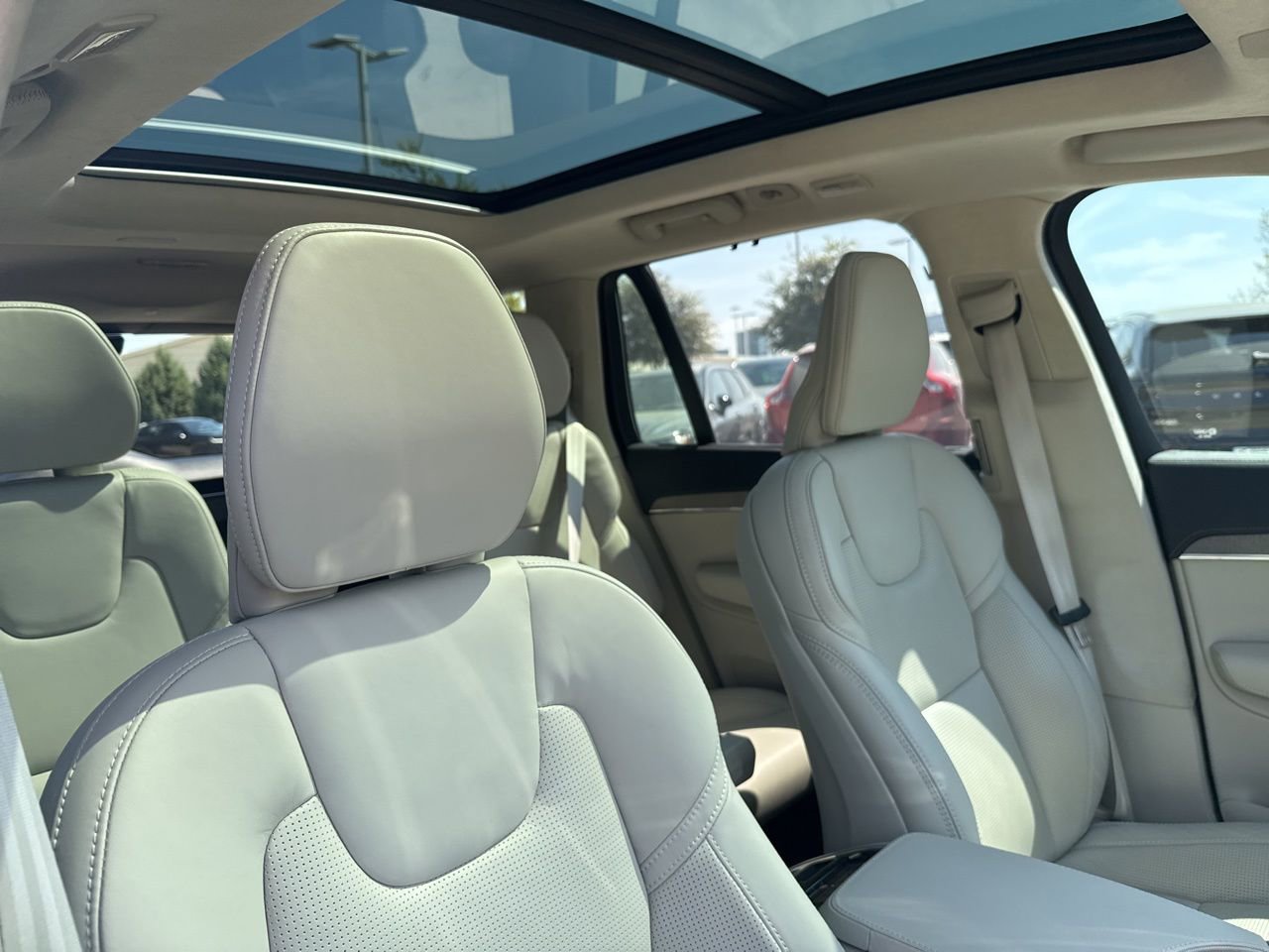 Used 2025 Volvo XC90 B6 Ultra w/ Lounge Package image 15