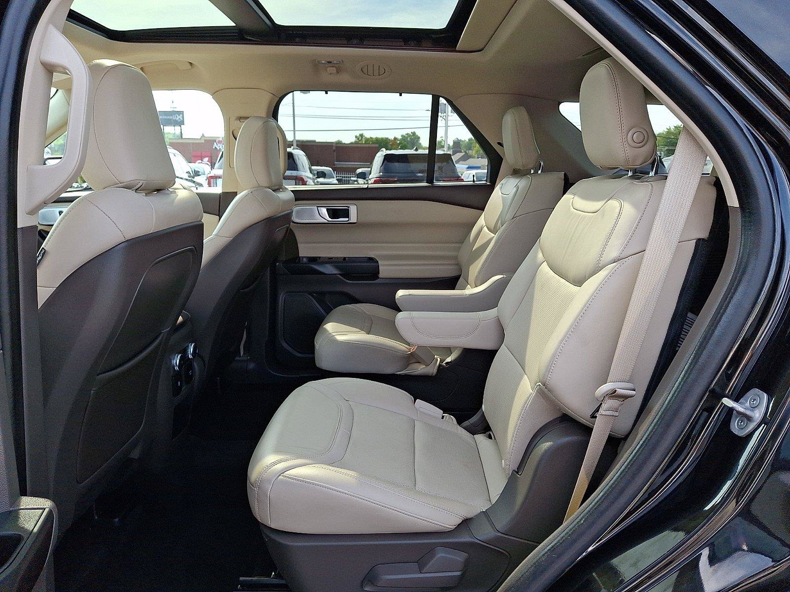 Used 2020 Ford Explorer Platinum w/ Premium Technology Package AWD/4WD image 11
