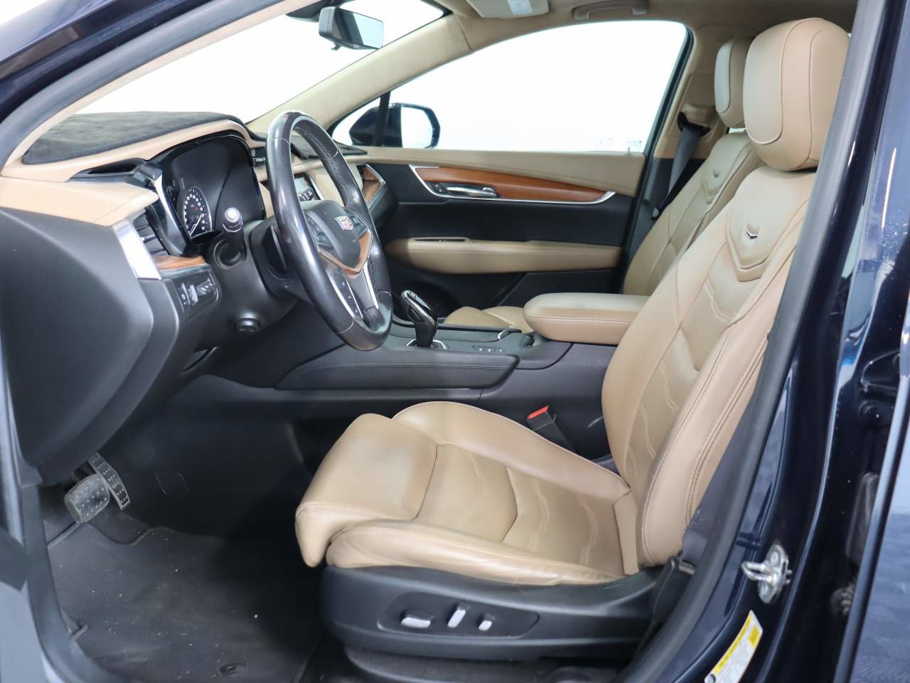 Certified 2017 Cadillac XT5 Platinum w/ Driver Assist Package AWD/4WD image 8