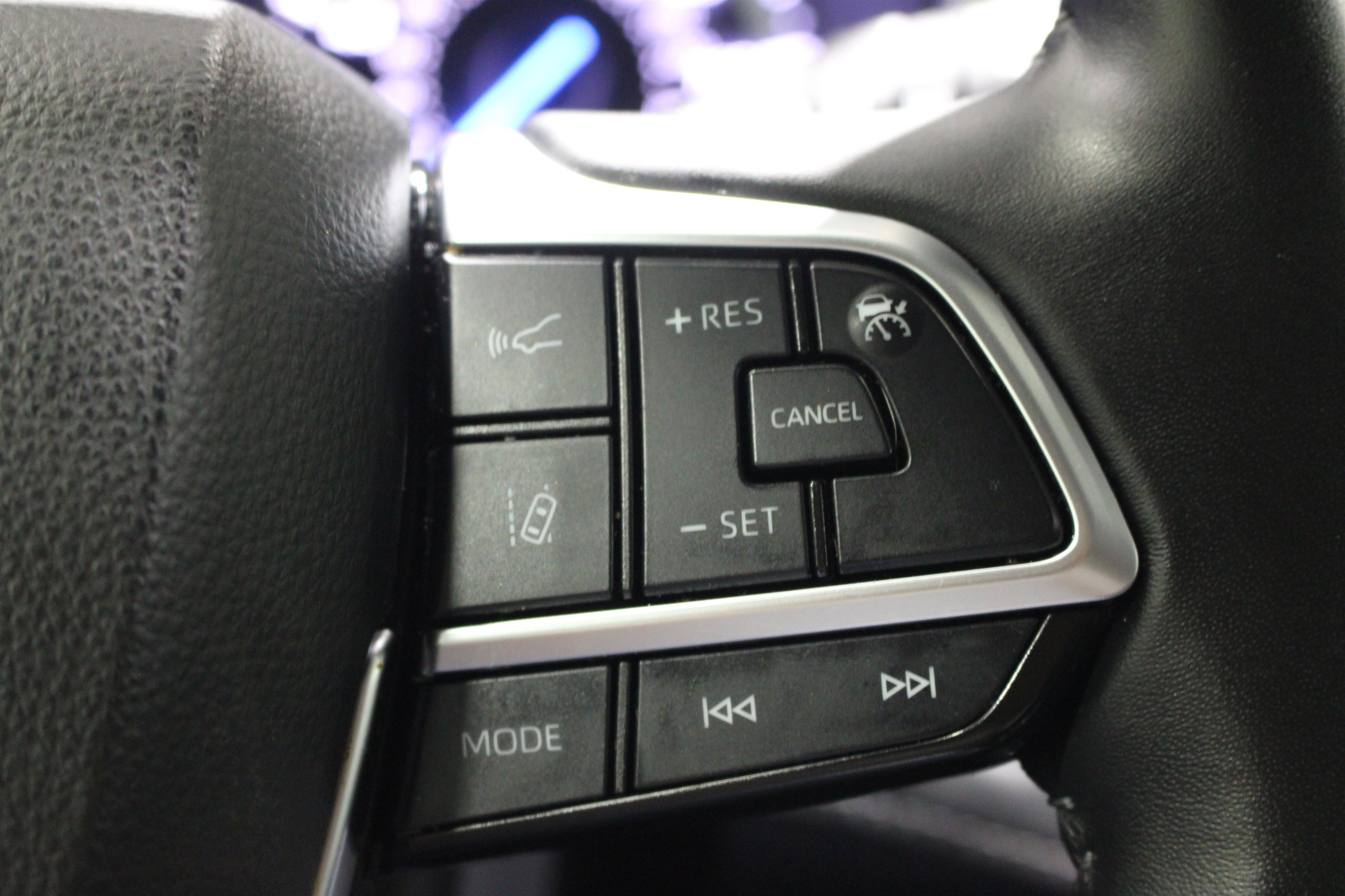 Used 2020 Toyota Highlander XLE AWD/4WD image 11