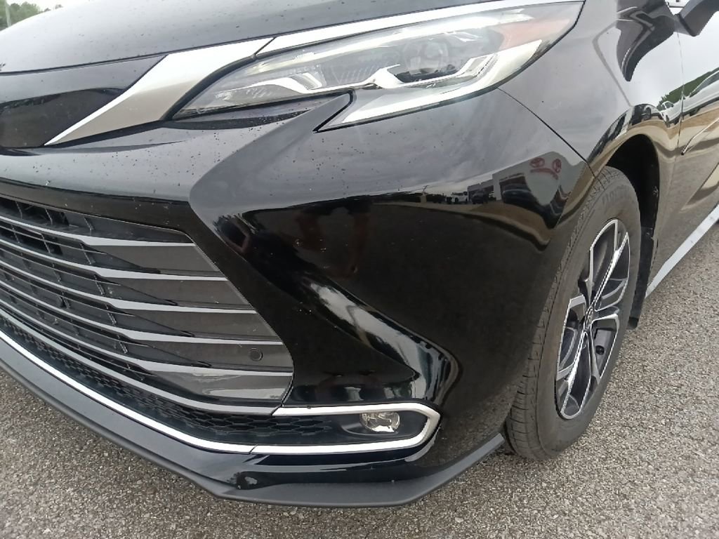 Used 2025 Toyota Sienna Platinum AWD/4WD image 9