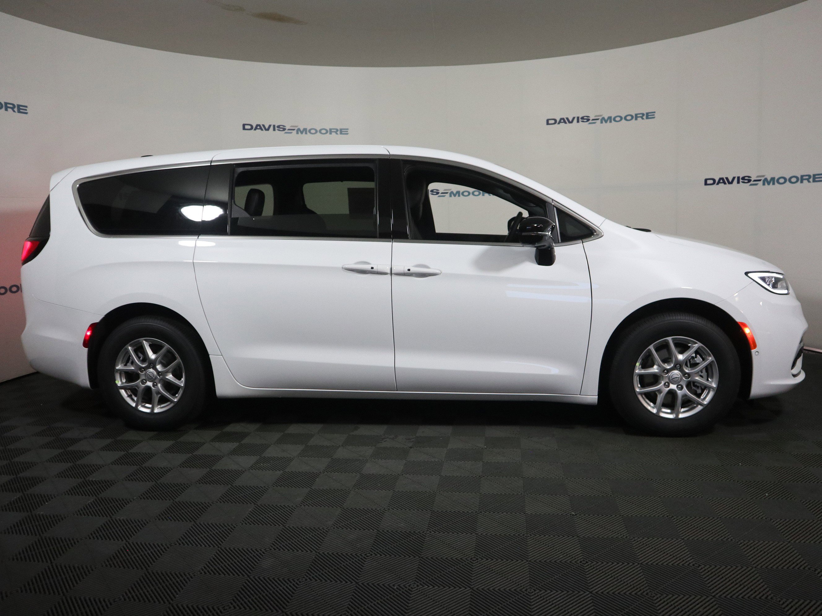 New 2026 Chrysler Pacifica Select image 4