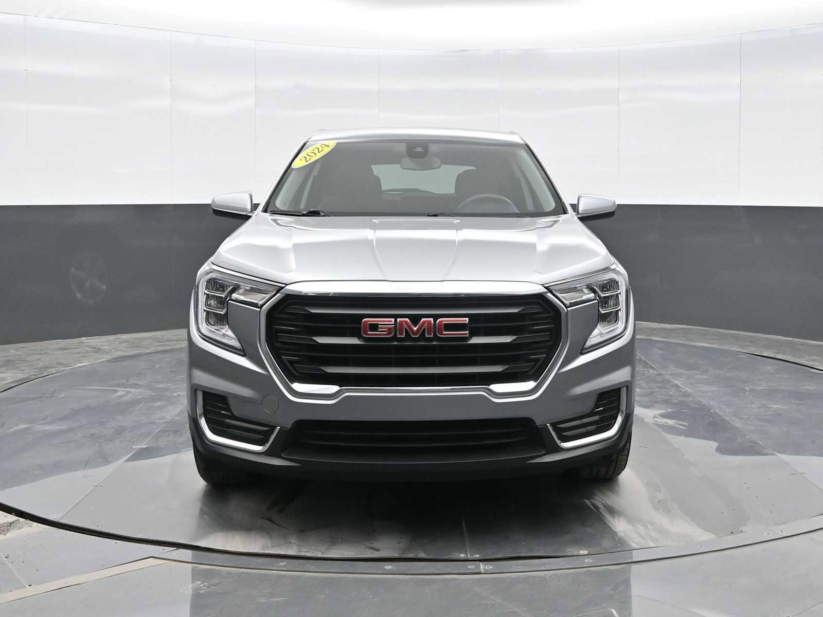 Used 2024 GMC Terrain SLE image 2