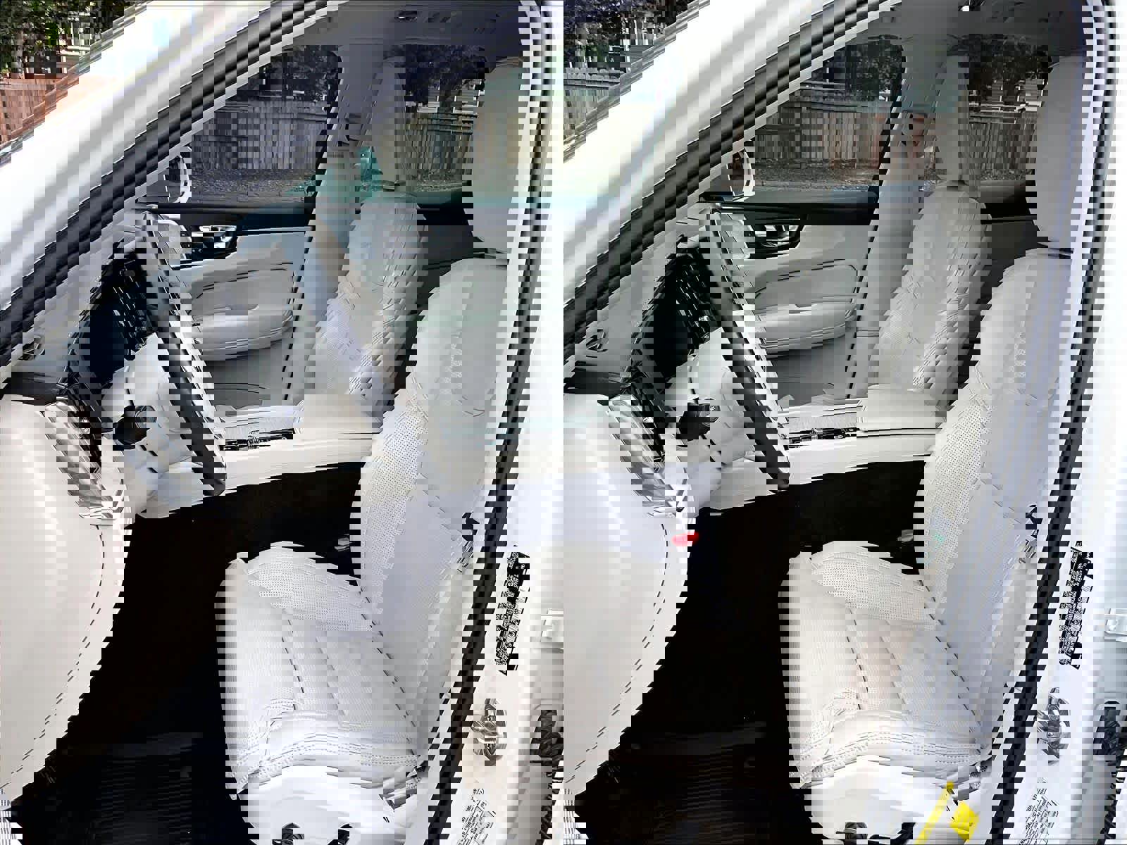 Used 2021 Volvo XC60 T8 Inscription w/ Advanced Package image 27