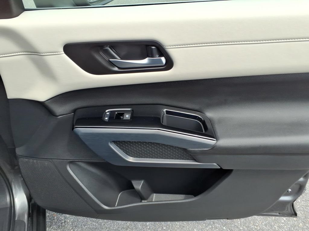 Used 2025 Nissan Pathfinder SL FWD image 25