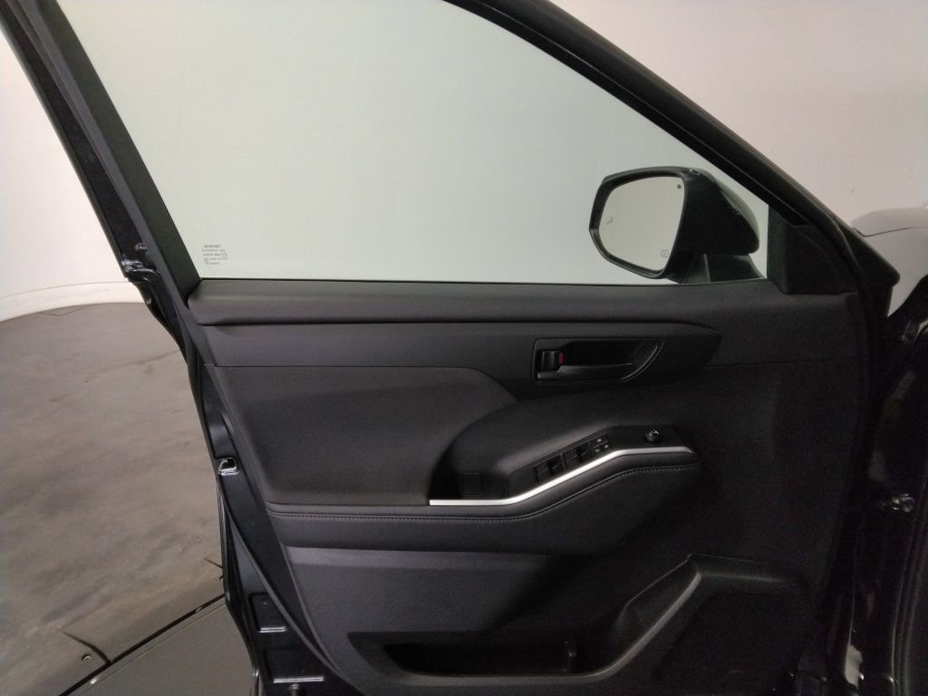Used 2024 Toyota Highlander LE image 29