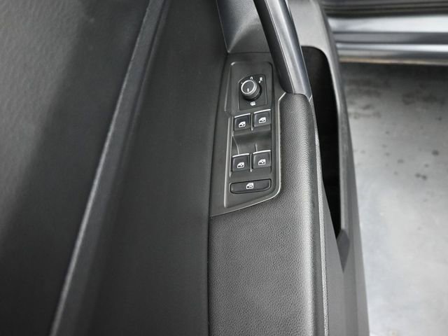 Used 2021 Volkswagen Tiguan SE w/ Panoramic Sunroof Package image 11
