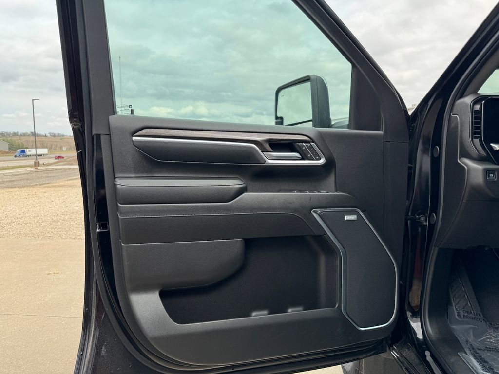 Used 2025 Chevrolet Silverado 3500 LTZ w/ LTZ Premium Package image 21