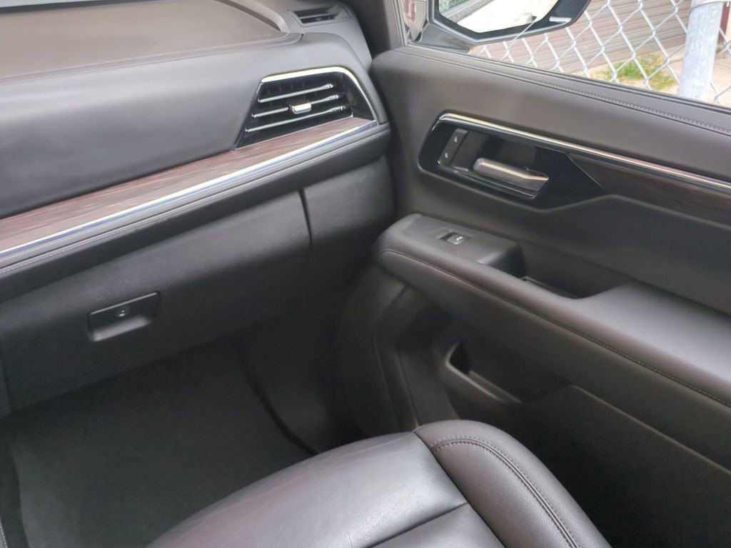 Used 2025 Chevrolet Suburban Z71 AWD/4WD image 21