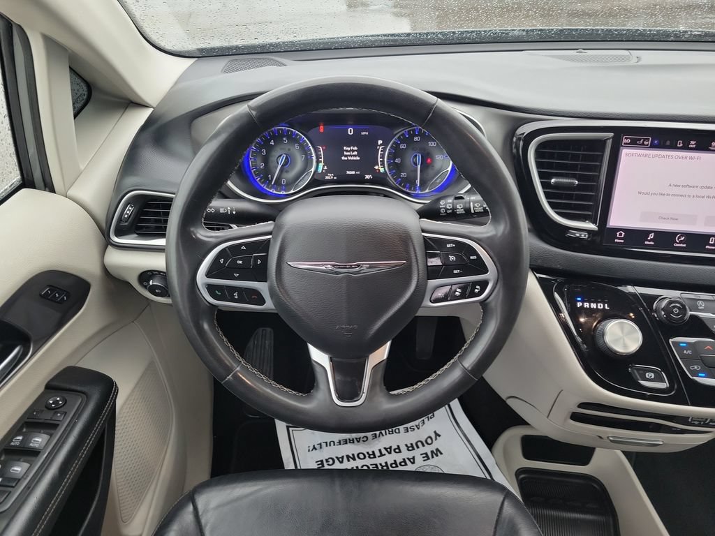 Used 2022 Chrysler Pacifica Touring-L FWD image 9