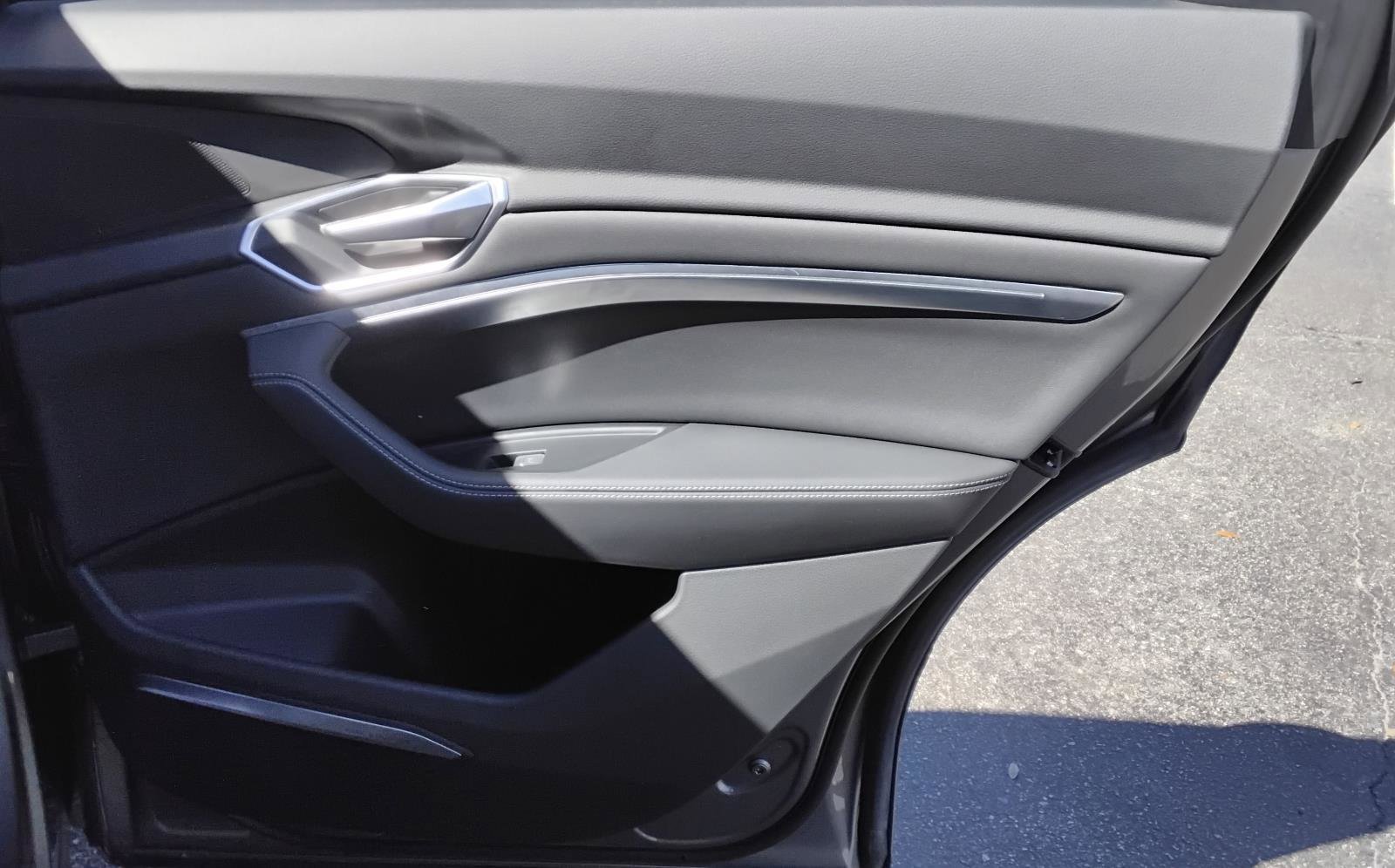 Used 2023 Audi e-tron Premium Plus w/ Premium Plus Package image 19