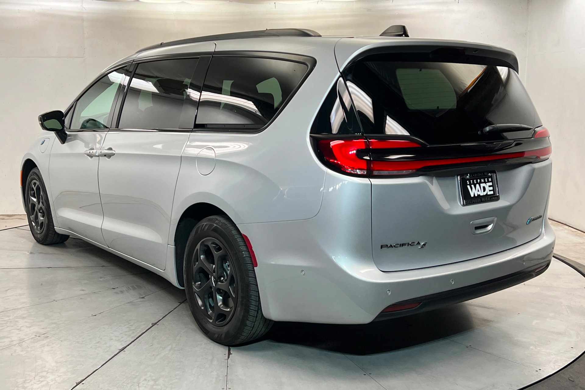 Used 2024 Chrysler Pacifica Premium FWD image 3