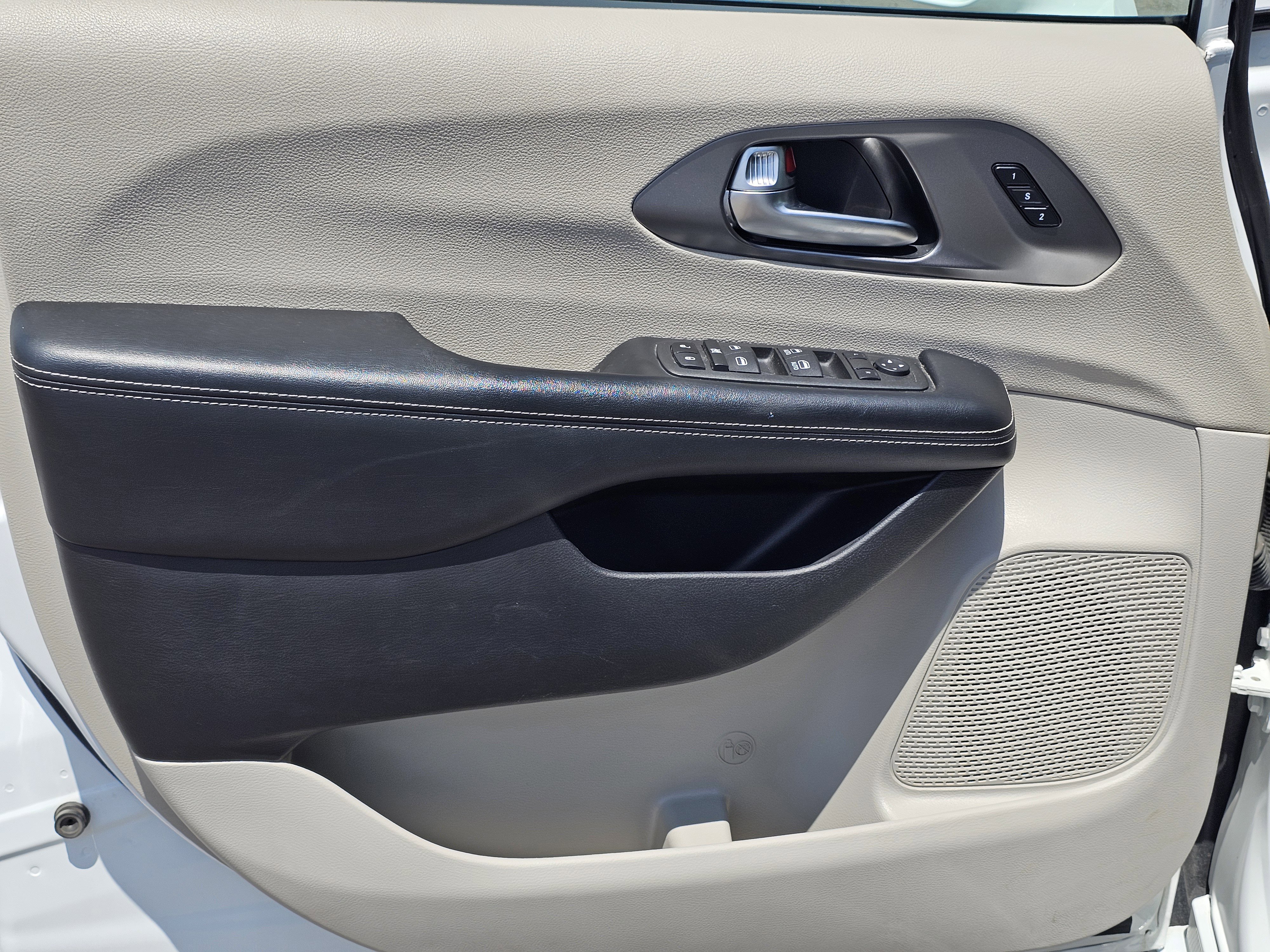 Used 2022 Chrysler Pacifica Touring-L FWD image 14