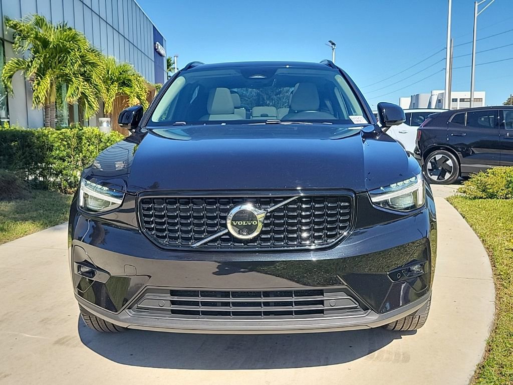 Used 2025 Volvo XC40 B5 Ultra image 2