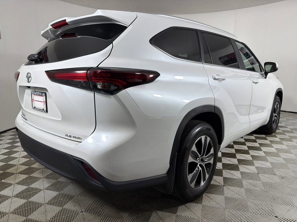 Used 2025 Toyota Highlander XLE AWD/4WD image 4