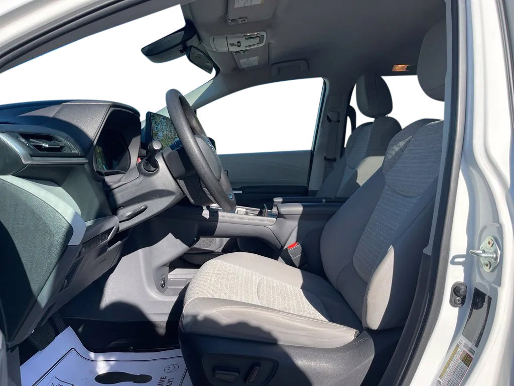 Used 2024 Toyota Sienna LE FWD image 17
